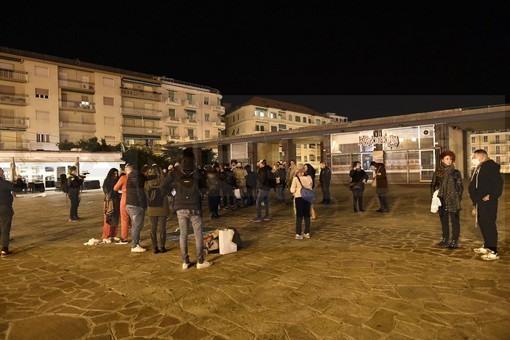 Sanremo: fumogeni e maschere di anonymous in piazza Colombo, arrivano le forze antisommossa (Foto)