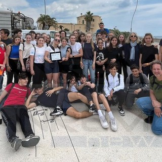 Sanremo: i ragazzi delle scuole raccolgono 90 sacchi di immondizia e uno di mozziconi sul litorale (Foto)