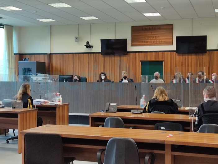 Si fa intestare polizze vita per 2 milioni e 350 mila euro da un'anziana facoltosa di Sanremo: 80enne condannato per circonvenzione di incapace