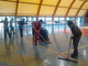 Nelle foto alcuni momenti di pulizia della palestra