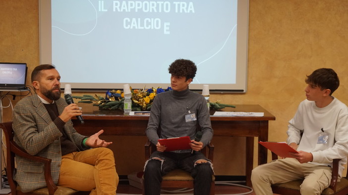 Sanremo: presentato oggi al Liceo 'Cassini' il libro 'Matti per il calcio' di Davide Bellini Sanremo: presentato oggi al Liceo 'Cassini' il libro 'Matti per il calcio' di Davide Bellini