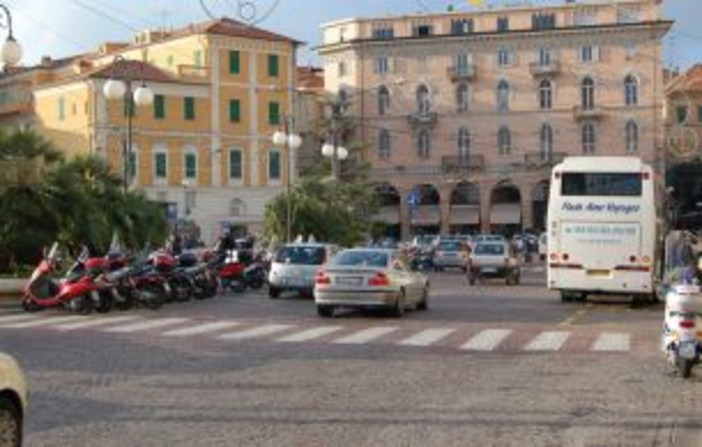 Sanremo: fontana ‘spenta’ in piazza Colombo, lettore “Cartolina per turisti” Sanremo: fontana ‘spenta’ in piazza Colombo, lettore “Cartolina per turisti”