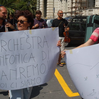L'ultima protesta della Sinfonica a palazzo Bellevue il 2 agosto 2006