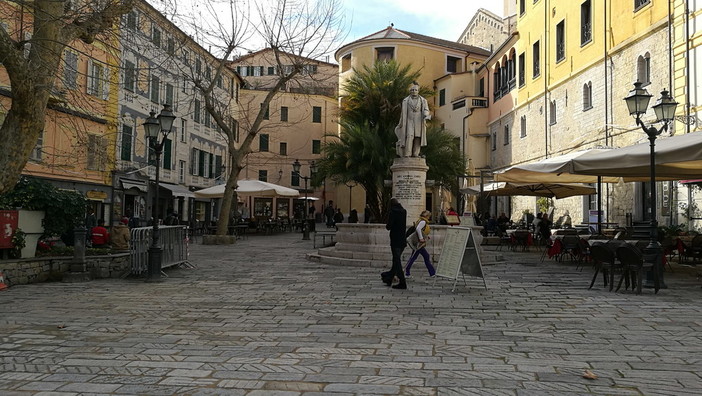 Sanremo: terminati ieri i lavori di rifacimento della pavimentazione in piazza Eroi nell'ex area chioschi (Foto)