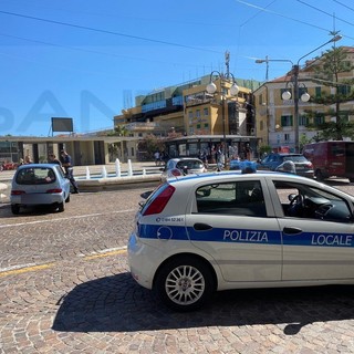Sanremo: parcheggio selvaggio in piazza Colombo, intervento della Polizia Municipale e 'ganasce' per tutti (Foto)