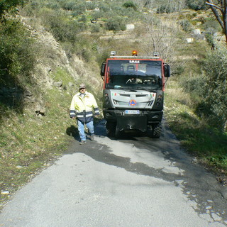 Arma di Taggia: spento in un'ora l'incendio di sterpaglie in regione Doneghe