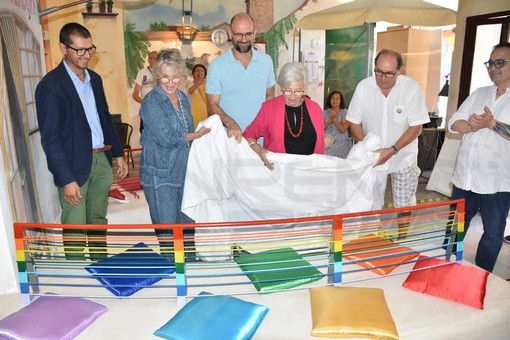 Sanremo: inaugurata alla 'Piazzetta dei Diritti' della Cgil la nuova 'Panchina Arcobaleno' (Foto e Video)