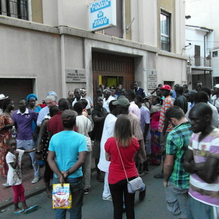 Morte venditore abusivo a Ventimiglia: rientrata dopo tre ore la protesta dei senegalesi, pare confermata l’ipotesi della tragedia