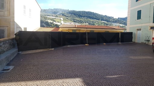 Ventimiglia: contenzioso in atto costringe il Comune a chiudere una porzione del piazzale della Cattedrale nella città alta (Foto) Ventimiglia: contenzioso in atto costringe il Comune a chiudere una porzione del piazzale della Cattedrale nella città alta (Foto)