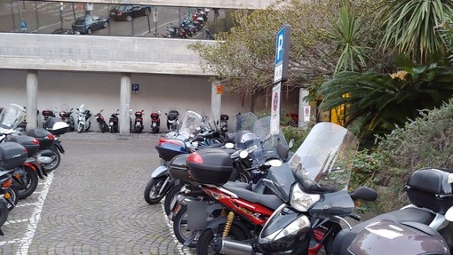 Sanremo: divieto di sosta alla stazione per lavori, ma si parcheggia ugualmente ed il cantiere non si vede (Foto)