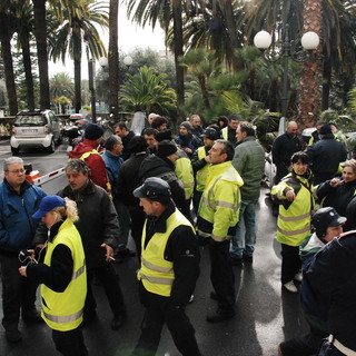 Sanremo: la conferma dei lavoratori dell'Aimeri "Stanno arrivando gli stipendi ma non molliamo la presa!" Sanremo: la conferma dei lavoratori dell'Aimeri "Stanno arrivando gli stipendi ma non molliamo la presa!"