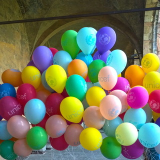 San Biagio della Cima: questa mattina i bimbi del paese alzeranno al cielo i palloncini dell'Unicef San Biagio della Cima: questa mattina i bimbi del paese alzeranno al cielo i palloncini dell'Unicef