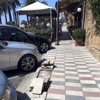 Sanremo: piastrelle staccate da tre mesi in corso Imperatrice, la protesta del Movimento 5 Stelle