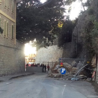 Diano Marina: una passerella per il passaggio pedonale per non isolare turisti e residenti della zona colpita dalla frana