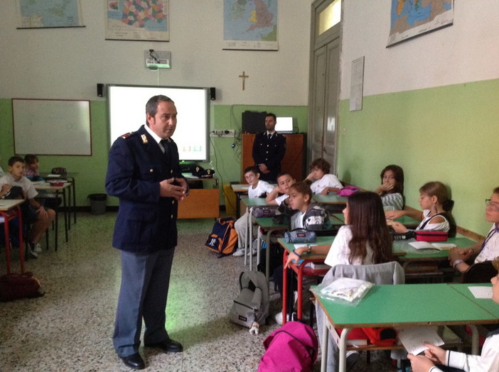 Rischi e pericoli su internet: la Polizia Postale questa mattina nelle scuole di Imperia Rischi e pericoli su internet: la Polizia Postale questa mattina nelle scuole di Imperia