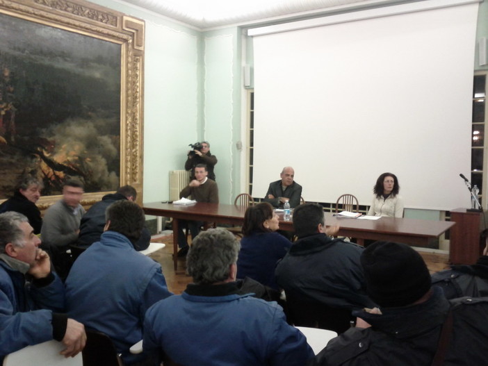 Le immagini di precedenti riunioni con i lavoratori Le immagini di precedenti riunioni con i lavoratori