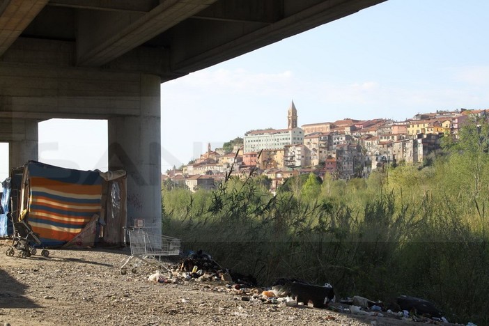 Ventimiglia: contrasto al degrado urbano, la Polizia scopre 4 stranieri in uno stabile abbandonato Ventimiglia: contrasto al degrado urbano, la Polizia scopre 4 stranieri in uno stabile abbandonato
