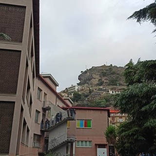 Scuola, alunni lanciano petardi in cortile e creano caos al Polo di Ventimiglia: la segnalazione. Costanza “Non vi è situazione fuori controllo” (Foto) Scuola, alunni lanciano petardi in cortile e creano caos al Polo di Ventimiglia: la segnalazione. Costanza “Non vi è situazione fuori controllo” (Foto)