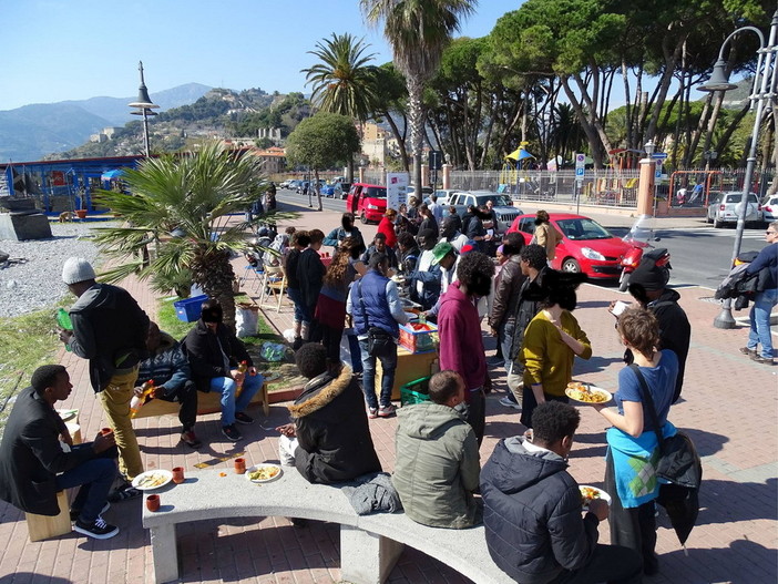 Ventimiglia: i 'No Borders' servono pasti caldi ai migranti nonostante il divieto dell'ordinanza Sindacale Ventimiglia: i 'No Borders' servono pasti caldi ai migranti nonostante il divieto dell'ordinanza Sindacale
