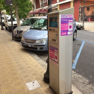 Ora anche a Sanremo si può pagare la sosta con lo smartphone, inizia la rivoluzione delle “strisce blu” (Foto)