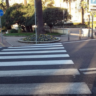 Sanremo: passaggio pedonale finisce sull'aiuola, la foto e le rimostranze di un nostro lettore Sanremo: passaggio pedonale finisce sull'aiuola, la foto e le rimostranze di un nostro lettore