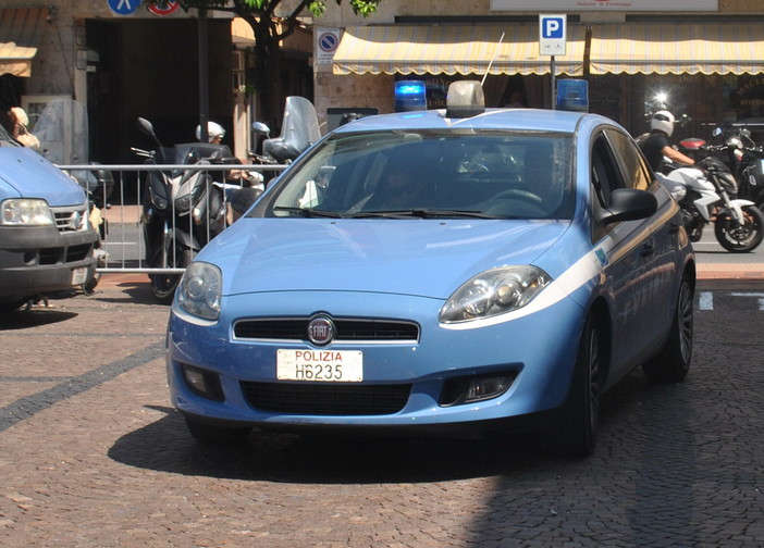Non si ferma all’alt della polizia e tenta di investire agente: dopo un rocambolesco inseguimento italiano arrestato Non si ferma all’alt della polizia e tenta di investire agente: dopo un rocambolesco inseguimento italiano arrestato