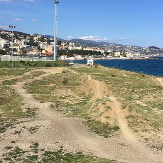 Sanremo: gli operai del comune ripuliscono dalle erbacce la pista di 'Pump track' e ricordano "Una volta c'era una discarica" Sanremo: gli operai del comune ripuliscono dalle erbacce la pista di 'Pump track' e ricordano "Una volta c'era una discarica"