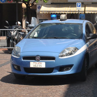 Non si ferma all’alt della polizia e tenta di investire agente: dopo un rocambolesco inseguimento italiano arrestato Non si ferma all’alt della polizia e tenta di investire agente: dopo un rocambolesco inseguimento italiano arrestato