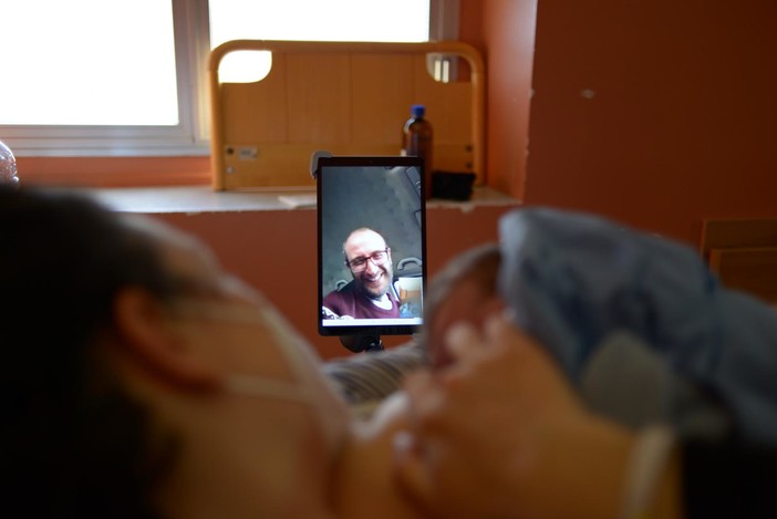 Al San Martino di Genova il primo parto in diretta streaming: è nata oggi la piccola Emilia (Video)
