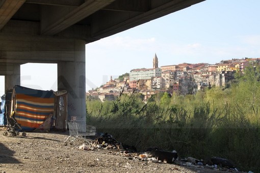 Ventimiglia: contrasto al degrado urbano, la Polizia scopre 4 stranieri in uno stabile abbandonato Ventimiglia: contrasto al degrado urbano, la Polizia scopre 4 stranieri in uno stabile abbandonato