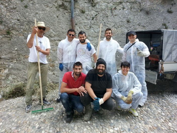 Ventimiglia: pochi... ma buoni, oggi per la 'Festa della Repubblica' la pulizia del centro storico Ventimiglia: pochi... ma buoni, oggi per la 'Festa della Repubblica' la pulizia del centro storico