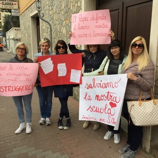 Vallecrosia: mamme e docenti non vogliono rinunciare alla protesta 'silenziosa' per non far chiudere il Sant'Anna (Foto) Vallecrosia: mamme e docenti non vogliono rinunciare alla protesta 'silenziosa' per non far chiudere il Sant'Anna (Foto)