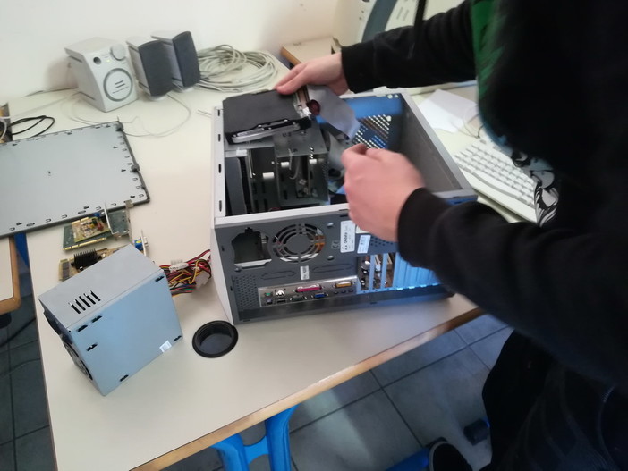 Imperia: è stato avviato il Progetto Service Learning al Polo Tecnologico Imperiese (Foto) Imperia: è stato avviato il Progetto Service Learning al Polo Tecnologico Imperiese (Foto)