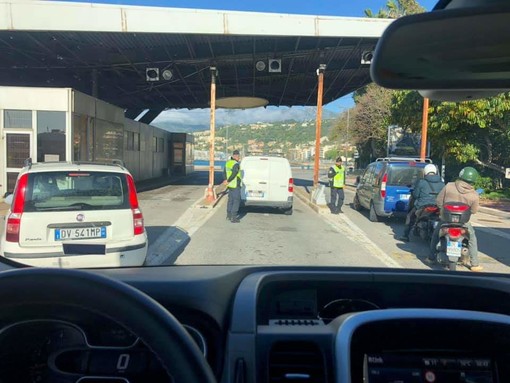 Ventimiglia: buone notizie per i lavoratori frontalieri, a Ponte San Ludovico tre corsie di controlli Ventimiglia: buone notizie per i lavoratori frontalieri, a Ponte San Ludovico tre corsie di controlli