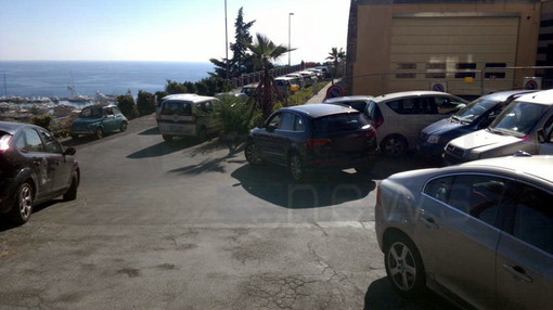 Sanremo: parcheggio ben più che 'selvaggio' di fronte al futuro pronto soccorso del 'Borea'