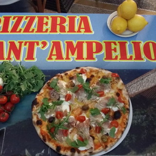 Alla Sant'Ampelio prosegue la proposta della pizza “La Chiesetta” che ha partecipato al Campionato del Mondo nel 2017 Alla Sant'Ampelio prosegue la proposta della pizza “La Chiesetta” che ha partecipato al Campionato del Mondo nel 2017