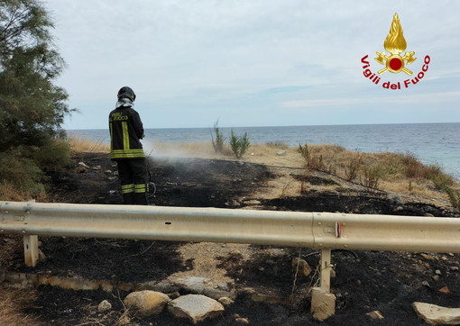 Sanremo: incendio di sterpaglie nella zona della ciclabile a Capo Verde, intervento dei Vigili del Fuoco