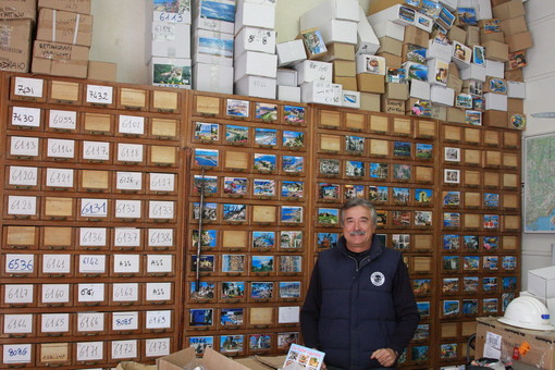 Piero Mellano nel laboratorio della 'Casa delle cartoline'. Piero Mellano nel laboratorio della 'Casa delle cartoline'.