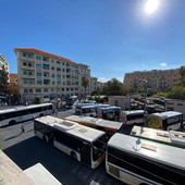 Bus pieni saltano le fermate tra Imperia e Sanremo: disservizio grave, utente disabile perde visite mediche