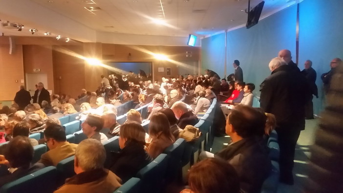 Imperia: tutto esaurito e trasferimento all'auditorium della Camera di Commercio per l'incontro sul 'Piano Casa' Imperia: tutto esaurito e trasferimento all'auditorium della Camera di Commercio per l'incontro sul 'Piano Casa'