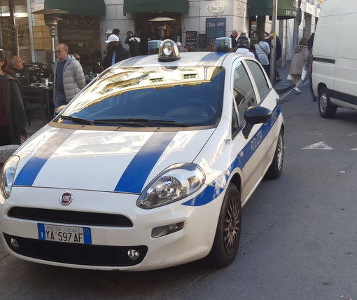 Sanremo: perde un portafogli con 300 euro ma due turisti lo trovano e lo consegnano alla Municipale Sanremo: perde un portafogli con 300 euro ma due turisti lo trovano e lo consegnano alla Municipale