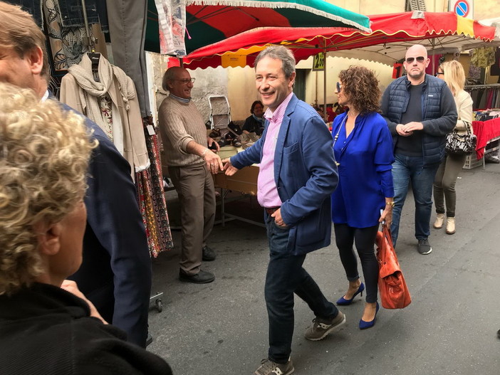 Imperia. una passeggiata al mercato di maggio a Porto Maurizio, per il candidato Luca Lanteri Imperia. una passeggiata al mercato di maggio a Porto Maurizio, per il candidato Luca Lanteri
