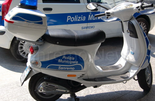 Sanremo: donna vendeva cartelli per chiedere l'elemosine Sanremo: donna vendeva cartelli per chiedere l'elemosine