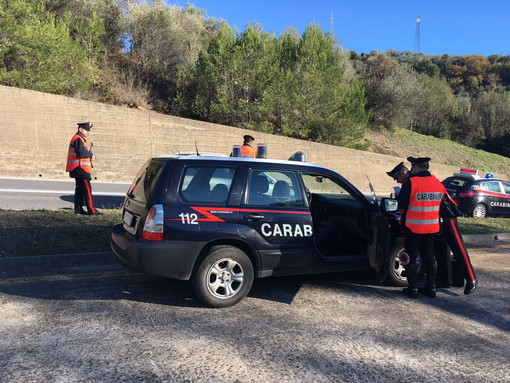 Imperia: posto di blocco e controlli straordinari quest’oggi per i Carabinieri, in volo anche l'elicottero (Foto) Imperia: posto di blocco e controlli straordinari quest’oggi per i Carabinieri, in volo anche l'elicottero (Foto)
