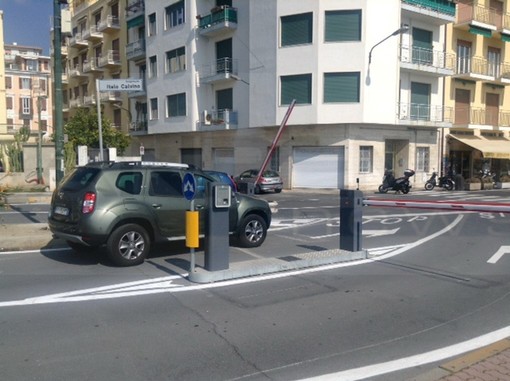 Sanremo: per due volte divelta la sbarra del parcheggio sul lungomare Calvino, il Comune installerà una nuova telecamera