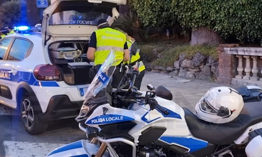 Sanremo: 75 multe sulla strada e 221 verbali per l'immondizia, il bilancio dell'attività della Municipale a luglio e agosto