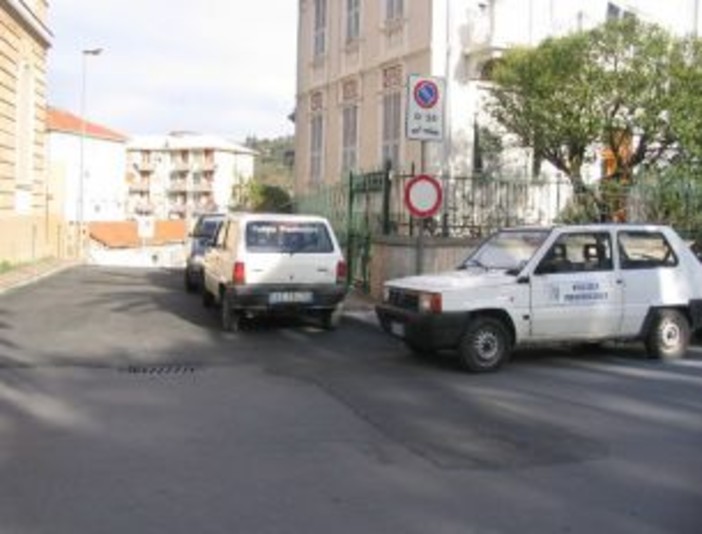 Imperia: auto finisce contro il pergolato, chiusi due livelli del parcheggio di piazza Roma Imperia: auto finisce contro il pergolato, chiusi due livelli del parcheggio di piazza Roma