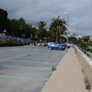 Sanremo: cumuli di sporcizia nel parcheggio di Pian di Poma, la protesta di un nostro lettore