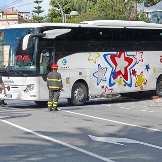 Sanremo: pullman incastrato sulla discesa dell'hotel Londra, traffico semiparalizzato sull'Aurelia (Foto)