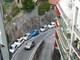 Sanremo: parcheggio selvaggio e rischi per il transito in via Melandri, i residenti chiedono un intervento (Foto)
